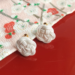 一重咲き水引梅　白　イヤリング　花　アレルギー対応　軽い　結婚式　成人式　前撮り　二次会　お呼ばれ　和装　和風　和モダン 1枚目の画像