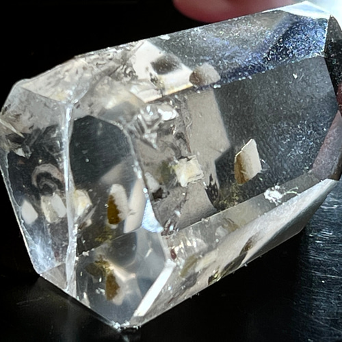 キャルコパライト（黄銅鉱）入り クリスタル レインボー 水晶 原石 