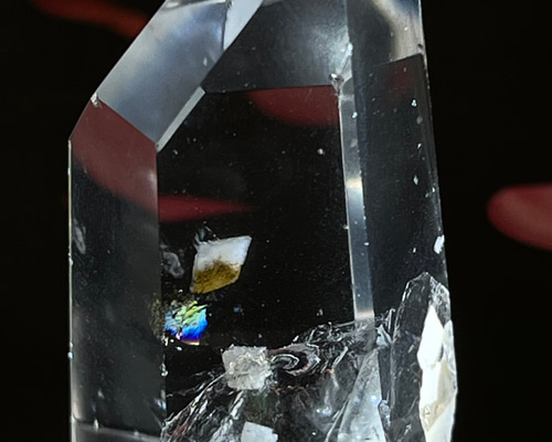 キャルコパライト（黄銅鉱）入り クリスタル レインボー 水晶 原石