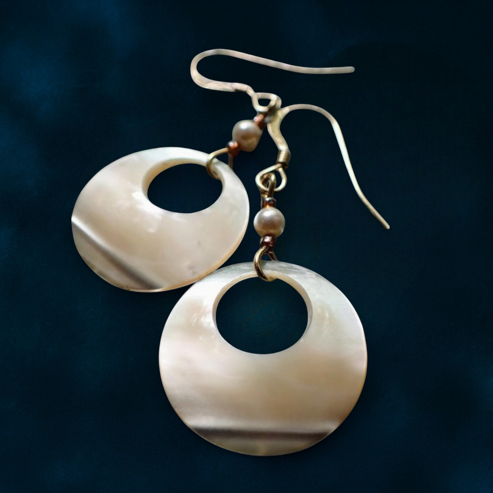 【一点物】夜光貝とパールの光輪ピアス｜波の記憶をまとう虹色の輝き（14kgf）