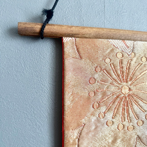 帯のタペストリー レトロな朱色に咲く花々 小物 和モダン 着物