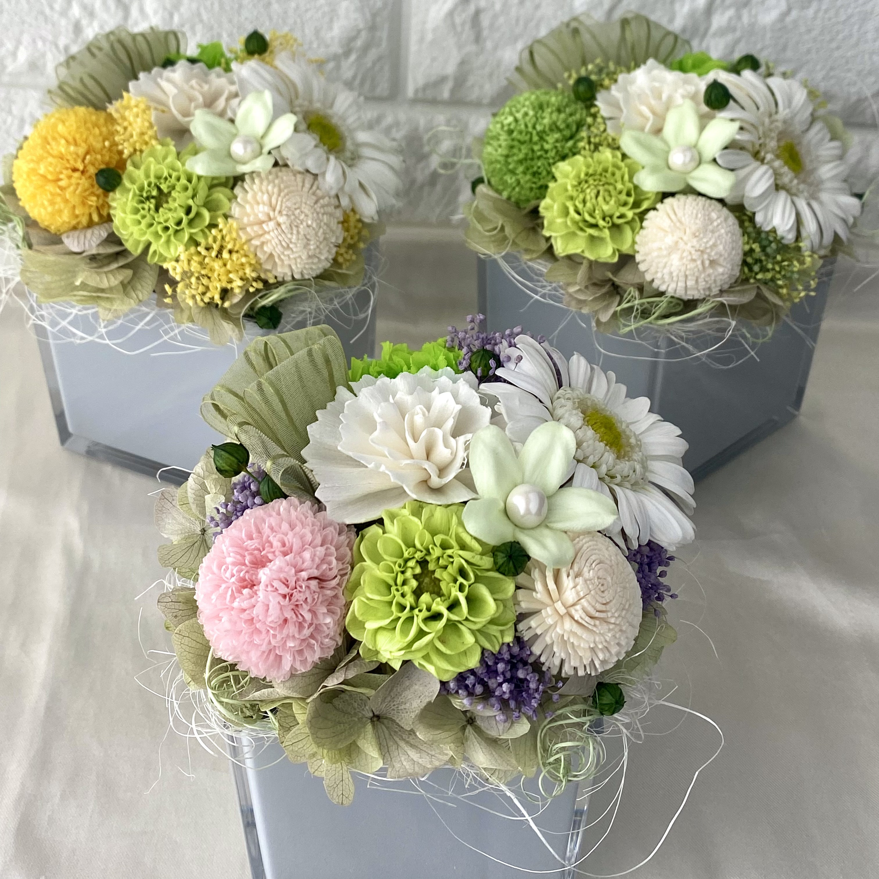 スクエアカップのお供え花/ プリザーブドフラワー　スクエアカップ　ポンポンマム　仏花　お供え花　お盆