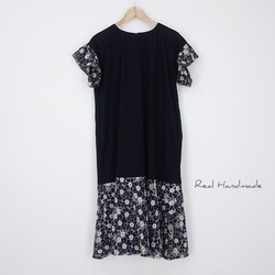 [予約販売] 揺れる袖フリルとボイル刺繍・ブラックワッシャーコットンワンピース 3枚目の画像