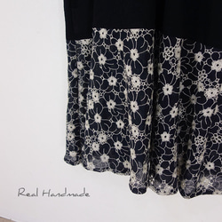 [予約販売] 揺れる袖フリルとボイル刺繍・ブラックワッシャーコットンワンピース 9枚目の画像