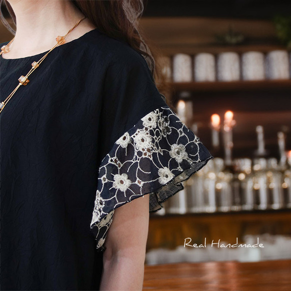 [予約販売] 揺れる袖フリルとボイル刺繍・ブラックワッシャーコットンワンピース 2枚目の画像