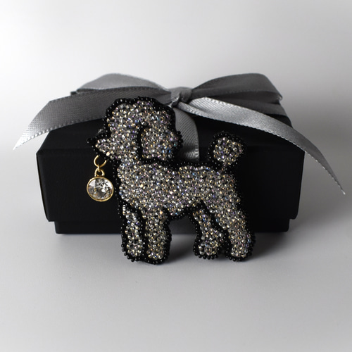 Mes Amis｜トイプードルcharcoal｜犬モチーフの刺繍ブローチ｜オート