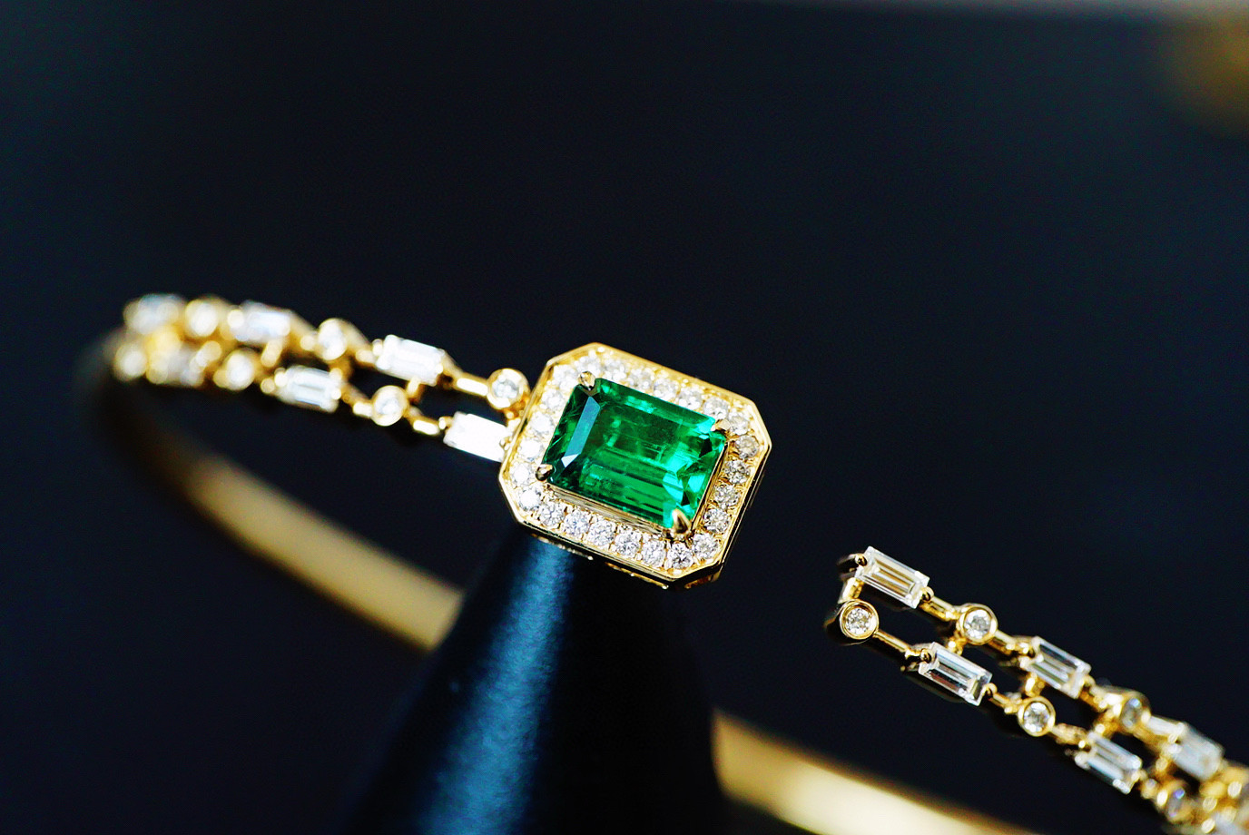 「最上級」K18 天然エメラルド　春　並び無い　高貴　5月誕生石　夫婦愛　安定　バングル　0.83ct 鑑定書付き