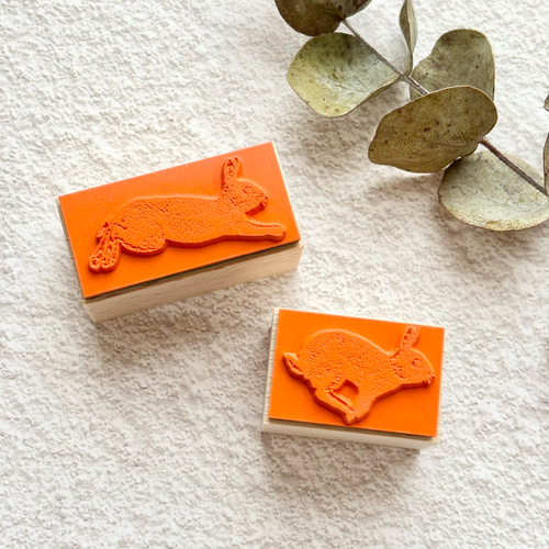 走る野うさぎ ウッドマウントスタンプ（ちぢむ・のびる） はんこ