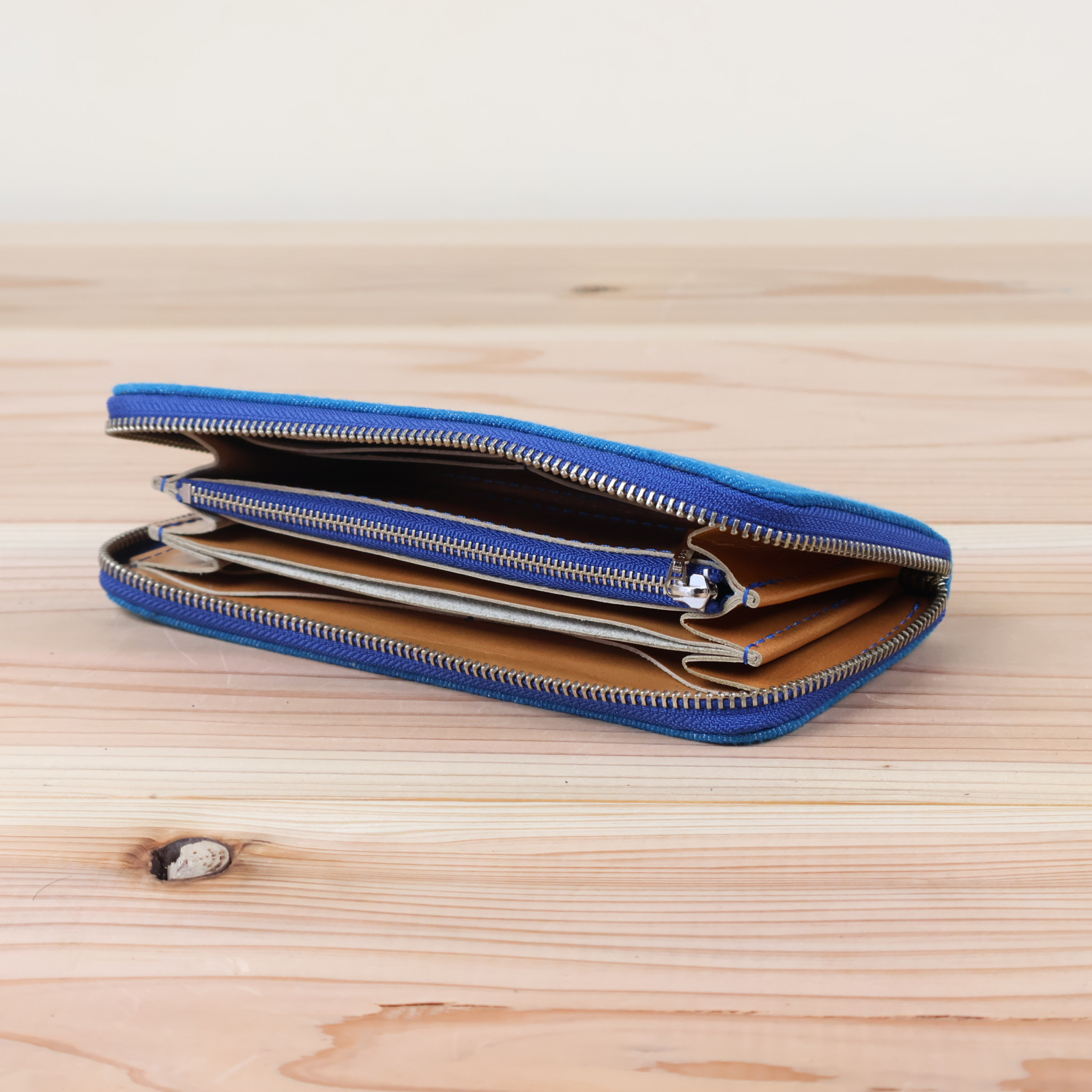 一点モノの革とデニムで作った長財布　ブルー