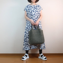 夏の普段着 ゆったり涼しい 大人の配色 フレンチワンピース（コットン／花柄） 4枚目の画像