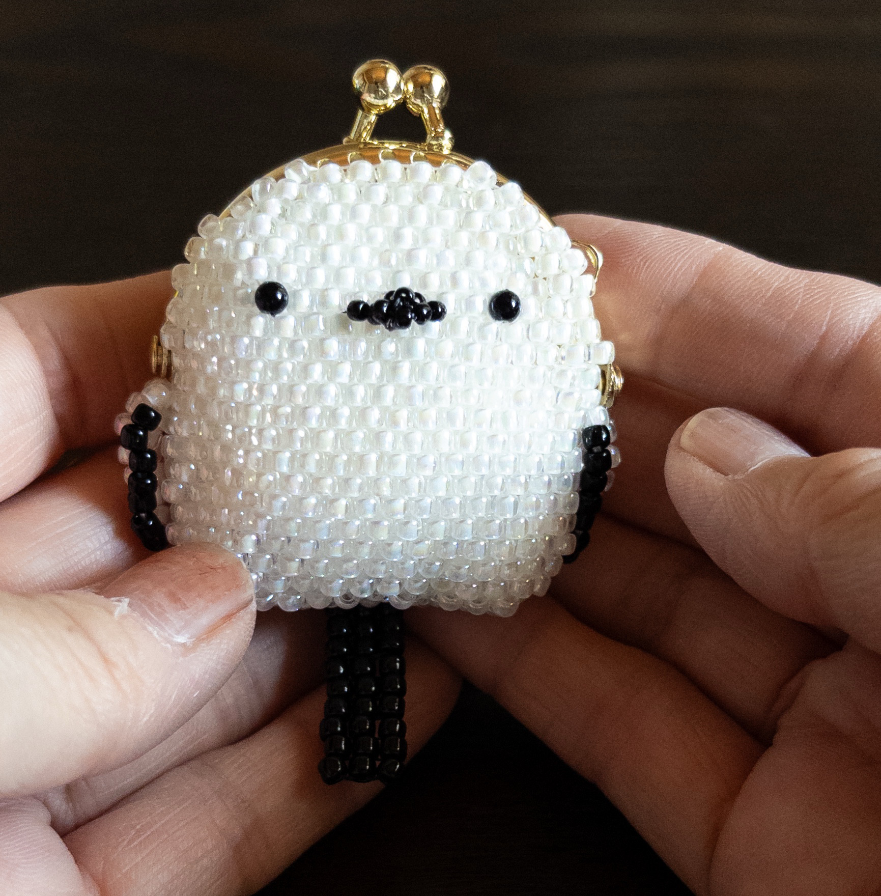 かばんにちょこんとつけられる　シマエナガのビーズがま口ポーチ