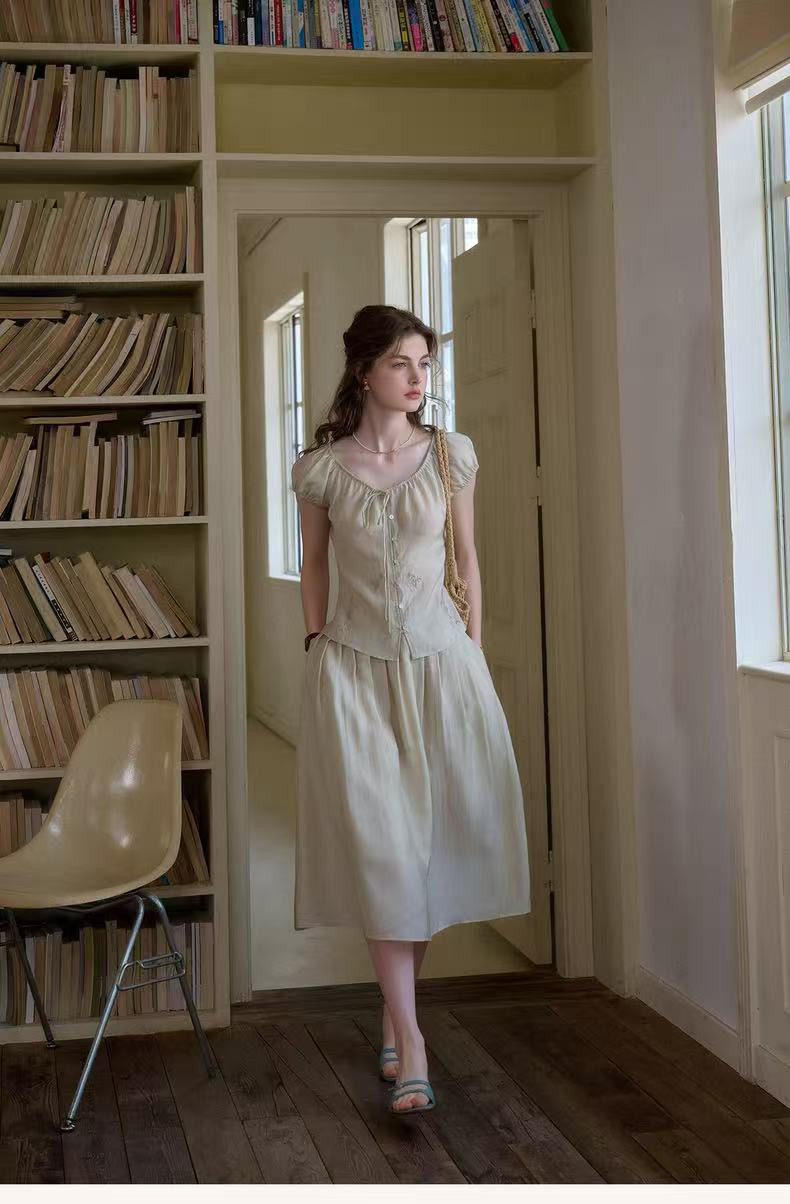 Vネック　刺繡入りブラウス　　ロングスカート