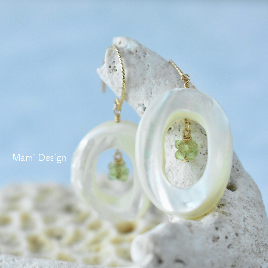 14KGF マザーオブパールとペリドットのピアス