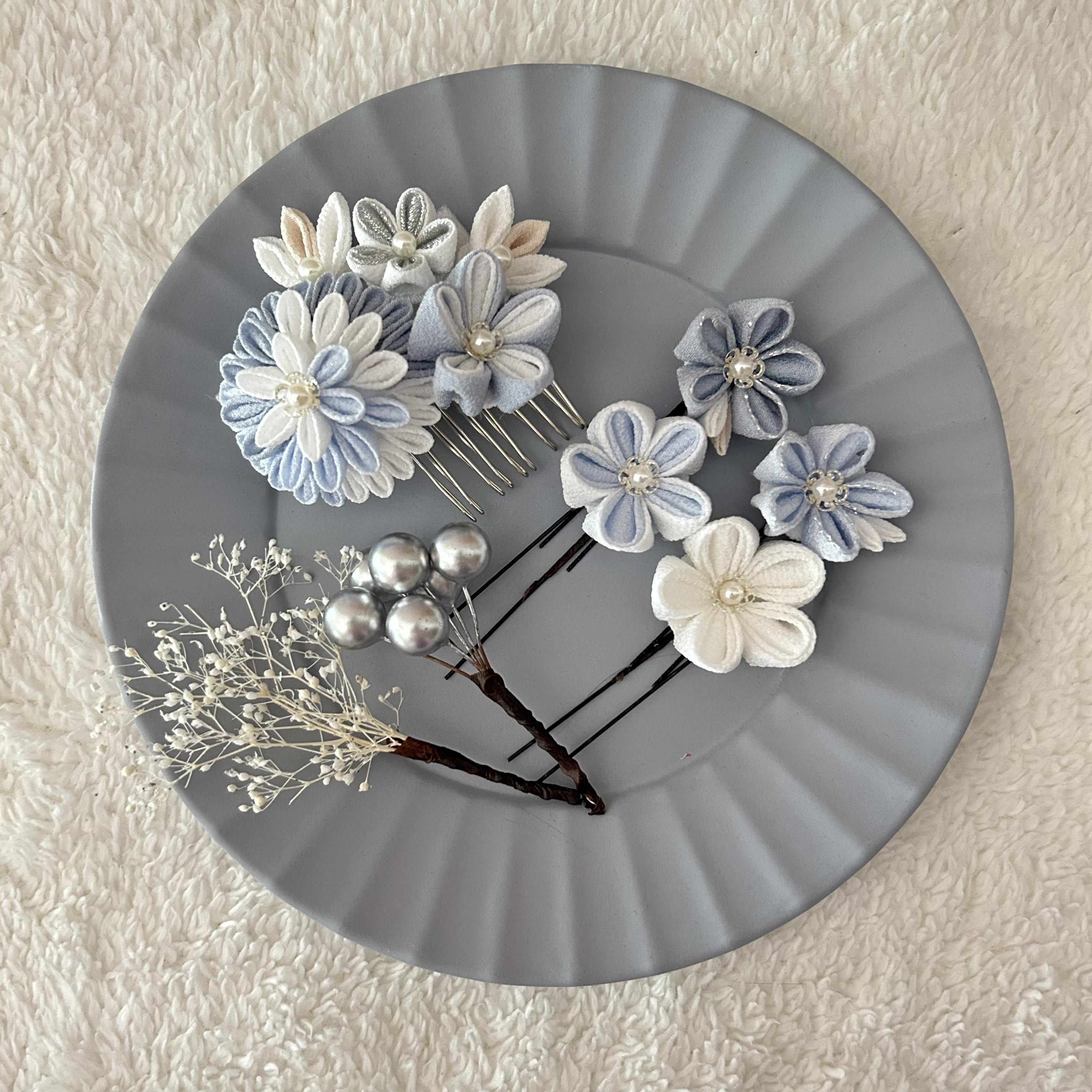 ［Nanahana薄藍×白］つまみ細工　七五三　髪飾り　成人式　卒業式　袴　振袖　リボン　タッセル　かすみそう　金箔　青