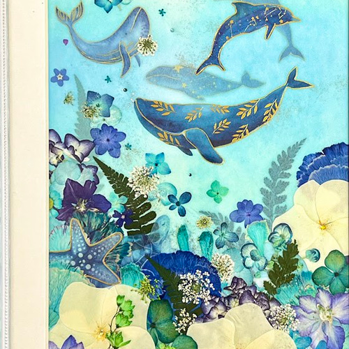 お花の揺れる南の海を悠々と泳ぐ平和と幸福のクジラの押し花額 細長