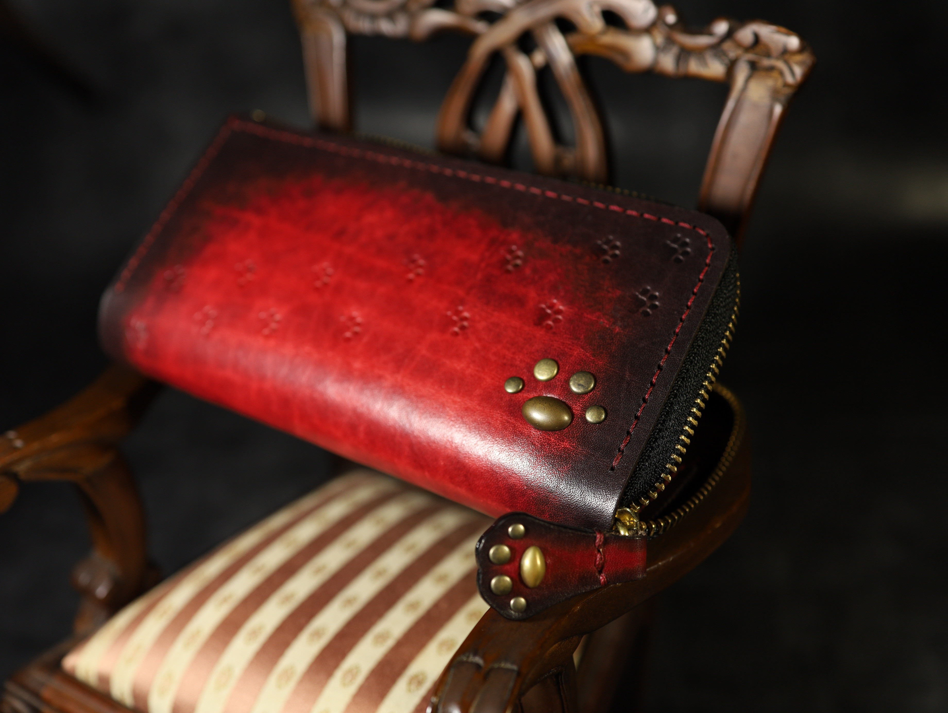 【世界最小クラスの長財布】猫の肉球アンティーク手染めの高級レザー  ワインレッド 本革 ギフト プレゼント 18,760円