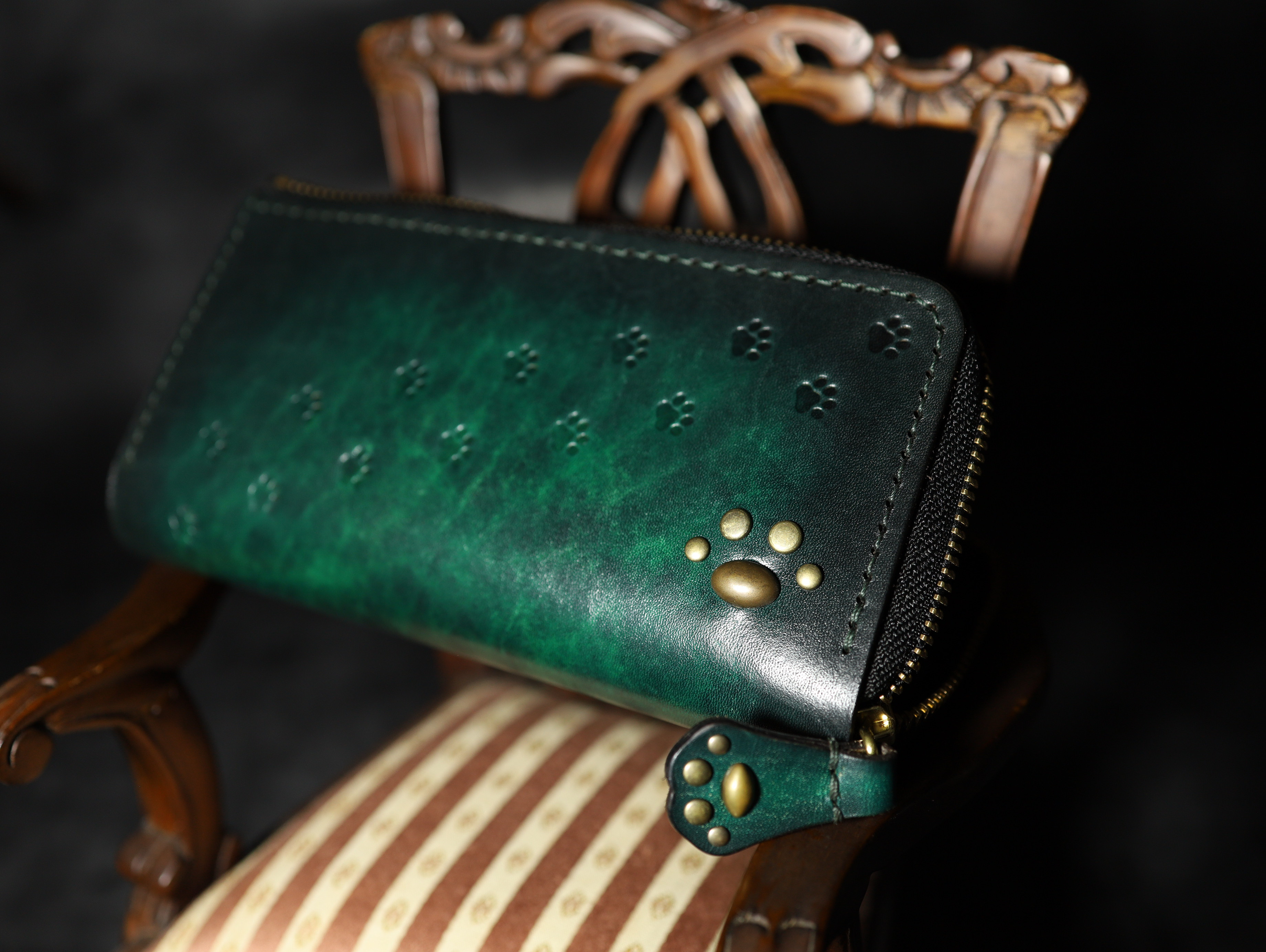 【世界最小クラスの長財布】猫の肉球アンティーク手染めの高級レザー  アンティークグリーン 本革 ギフト プレゼント