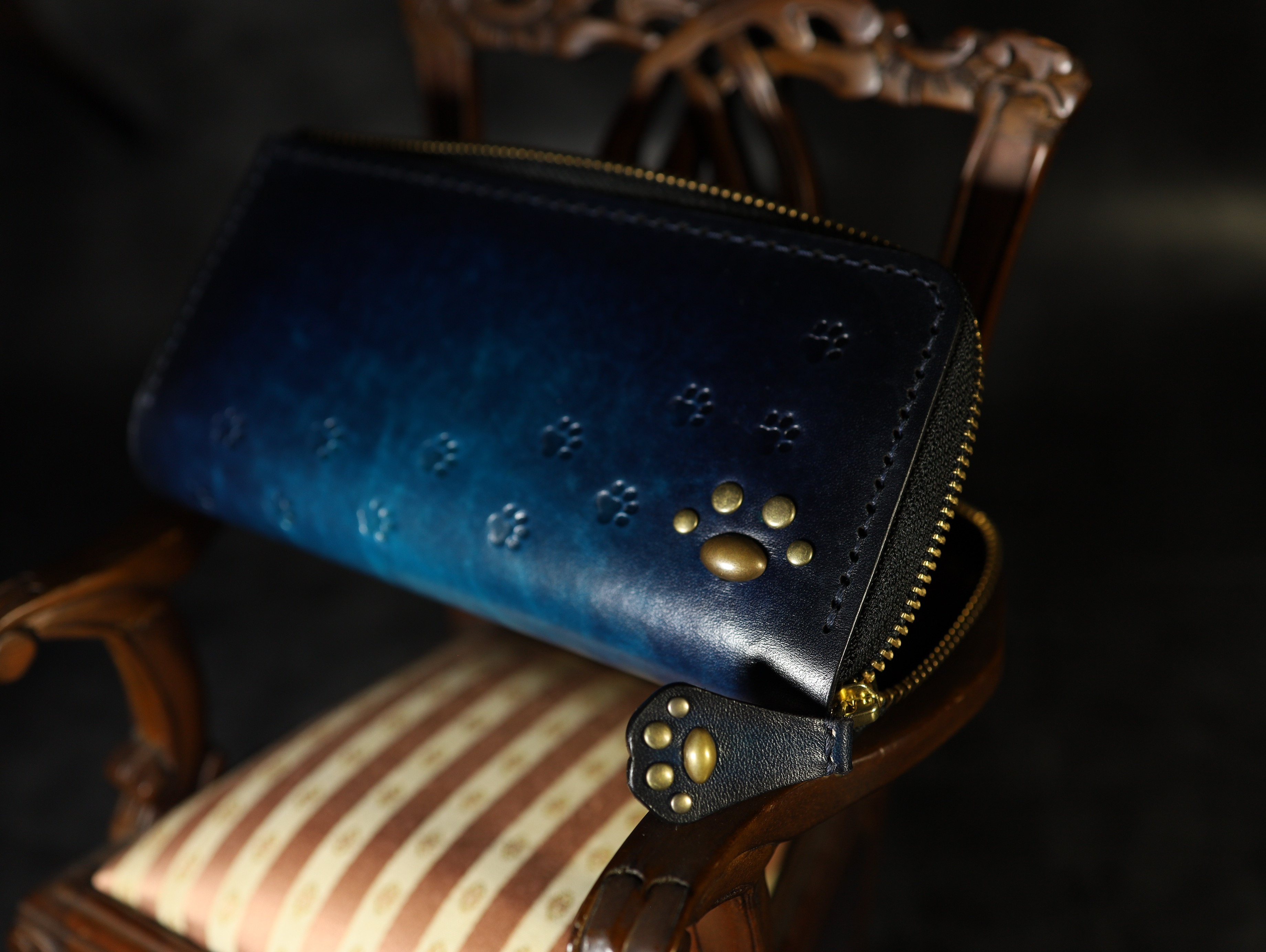 【世界最小クラスの長財布】猫の肉球アンティーク手染めの高級レザー  アンティークブルー 本革 ギフト プレゼント