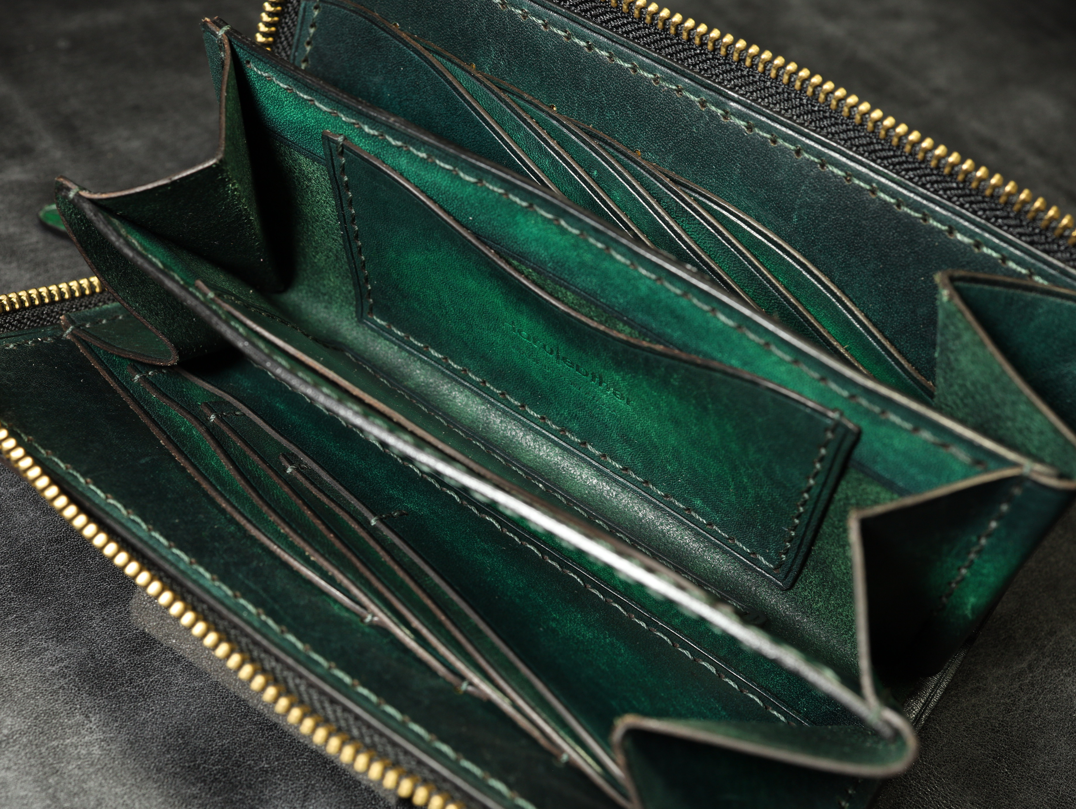 【世界最小クラスの長財布】アンティーク手染めの高級レザー  グリーンアンティーク 本革 ギフト プレゼント