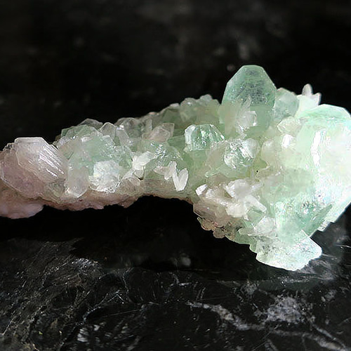 グリーンアポフィライト 原石 クラスター 83g キャビネット