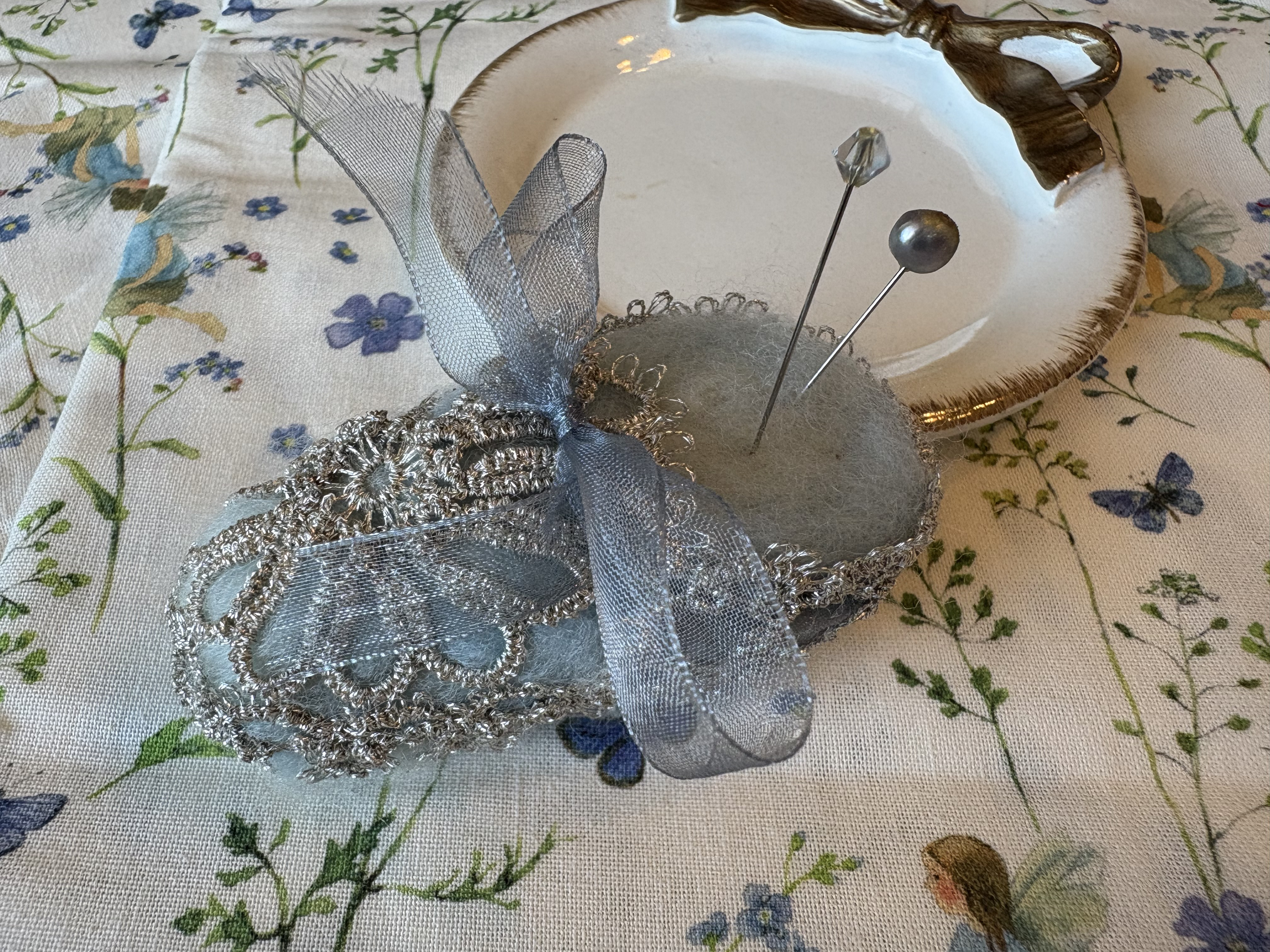 １点ずつ手作り！『繊細なタティングレースのピンクッション』～水色系　マチ針２本付き～