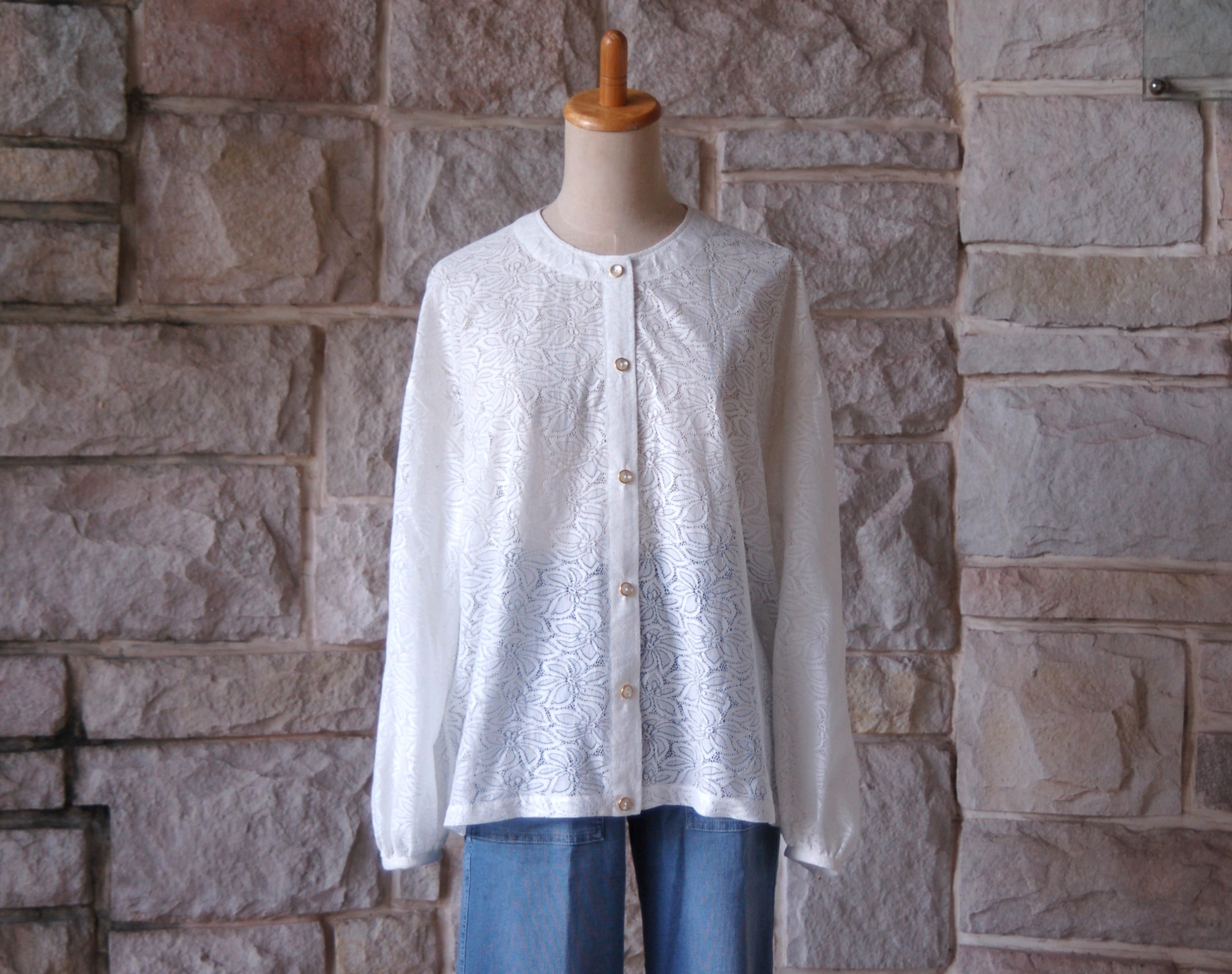 【白いレースのはおり】金の縁取りボタン 総カットワークレース ぽわん袖 カーディガン ジャケット 丸首