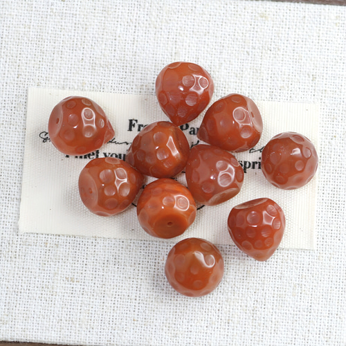 天然石 いちご型 南紅瑪瑙 レッドアゲート カービングビーズ 片穴