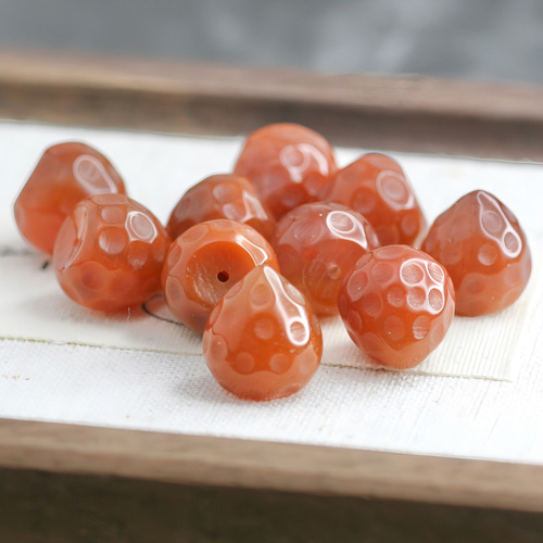 天然石 いちご型 南紅瑪瑙 レッドアゲート カービングビーズ 片穴