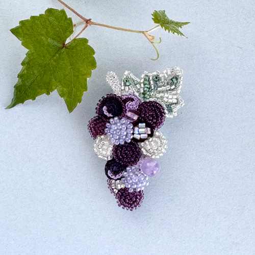 オートクチュール　ビーズ刺繍　えびブローチ オートクチュールビーズ刺繍ブローチ 一重のバラの花(ホワイト