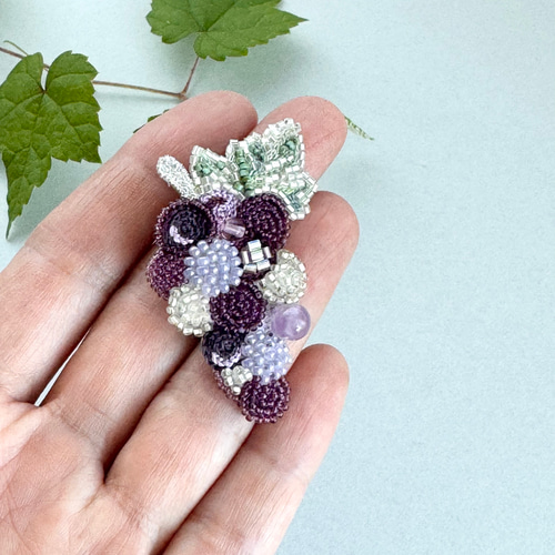 オートクチュール　ビーズ刺繍　えびブローチ オートクチュールビーズ刺繍ブローチ 一重のバラの花(ホワイト