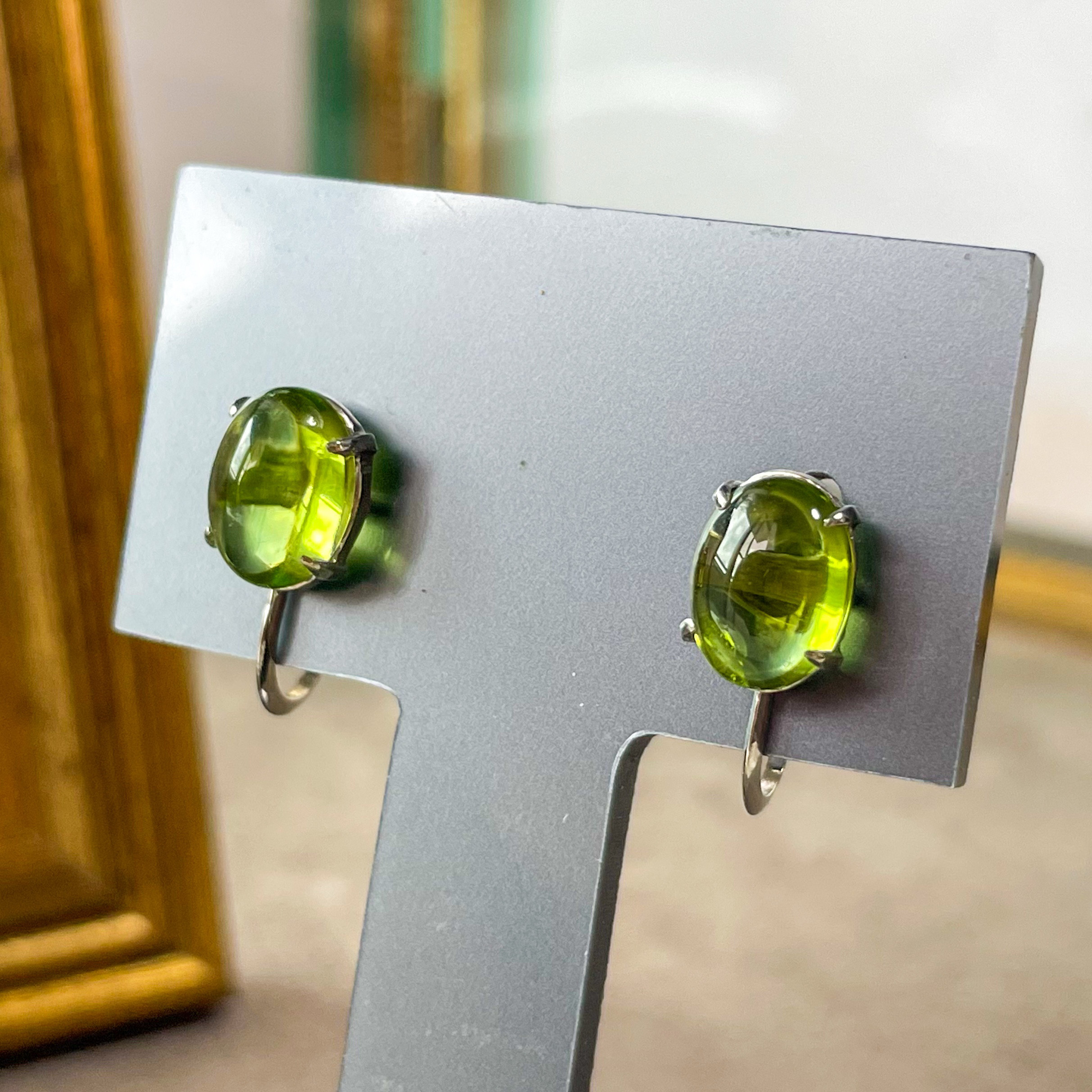 Éclat Vert（エクラ・ヴェール）―ペリドット カボションイヤリング