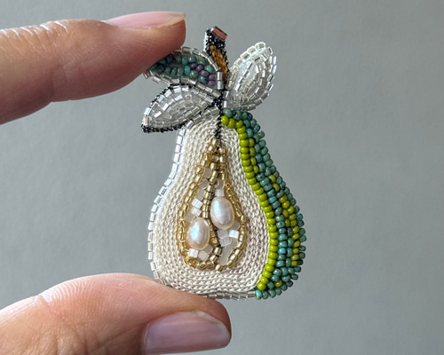 オートクチュールビーズ刺繍　空飛ぶぞうブローチ 洋梨ブローチno.1 オートクチュールビーズ刺繍 ブローチ So do I