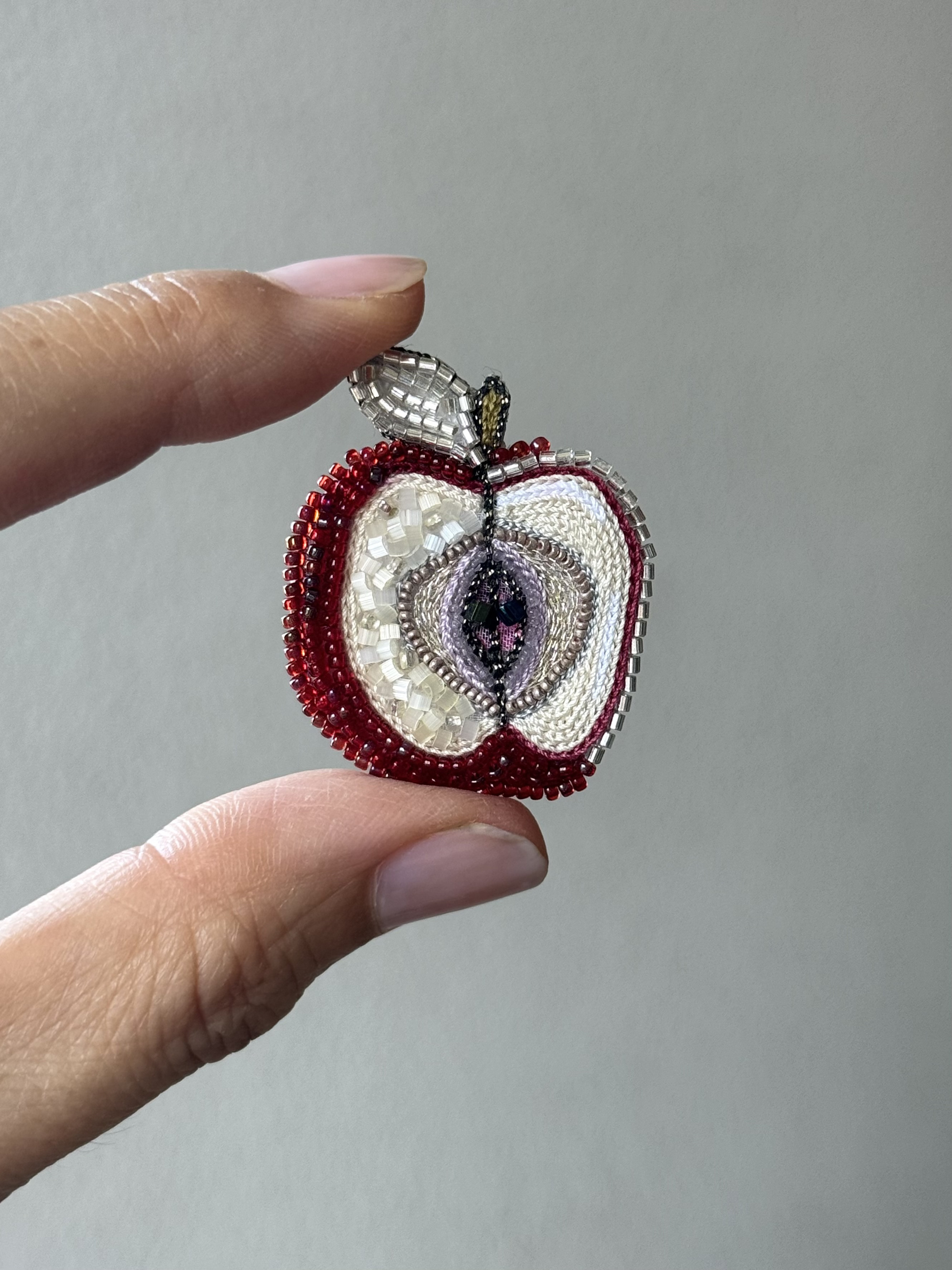 りんごブローチ オートクチュールビーズ刺繍 ブローチ So do I
