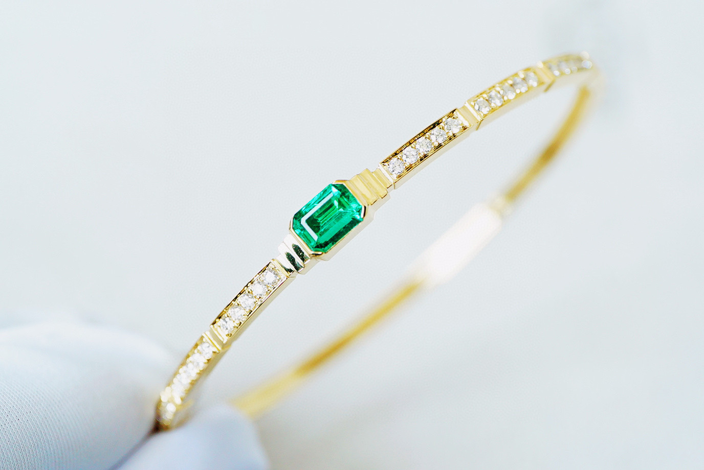 「最上級」K18 天然エメラルド　春　並び無い　高貴　5月誕生石　夫婦愛　安定　バングル　0.82ct 鑑定書付き