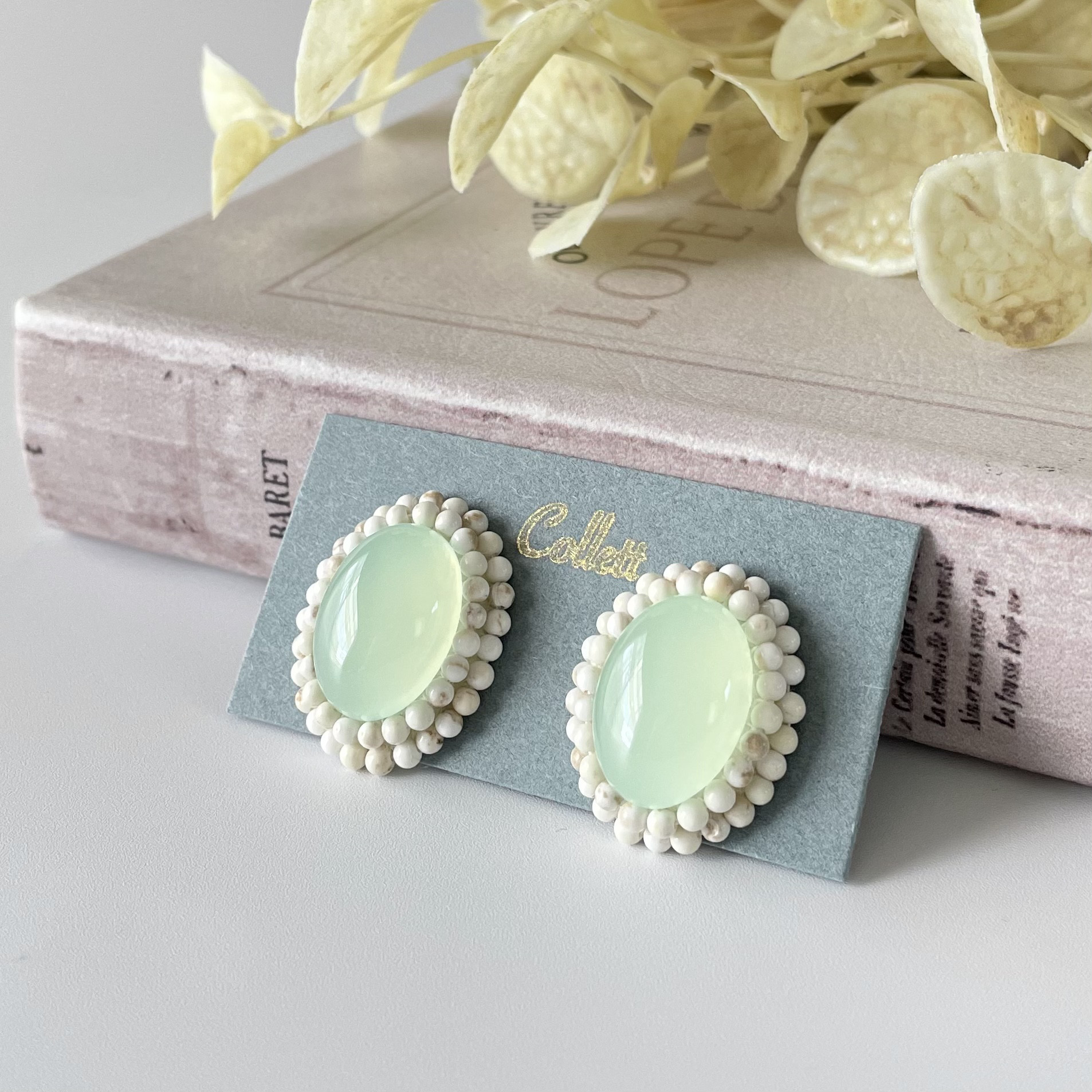 高品質インド産ライムグリーンカルセドニー×マグネサイト＊フレーミングピアス・イヤリング＊金属アレルギー対応