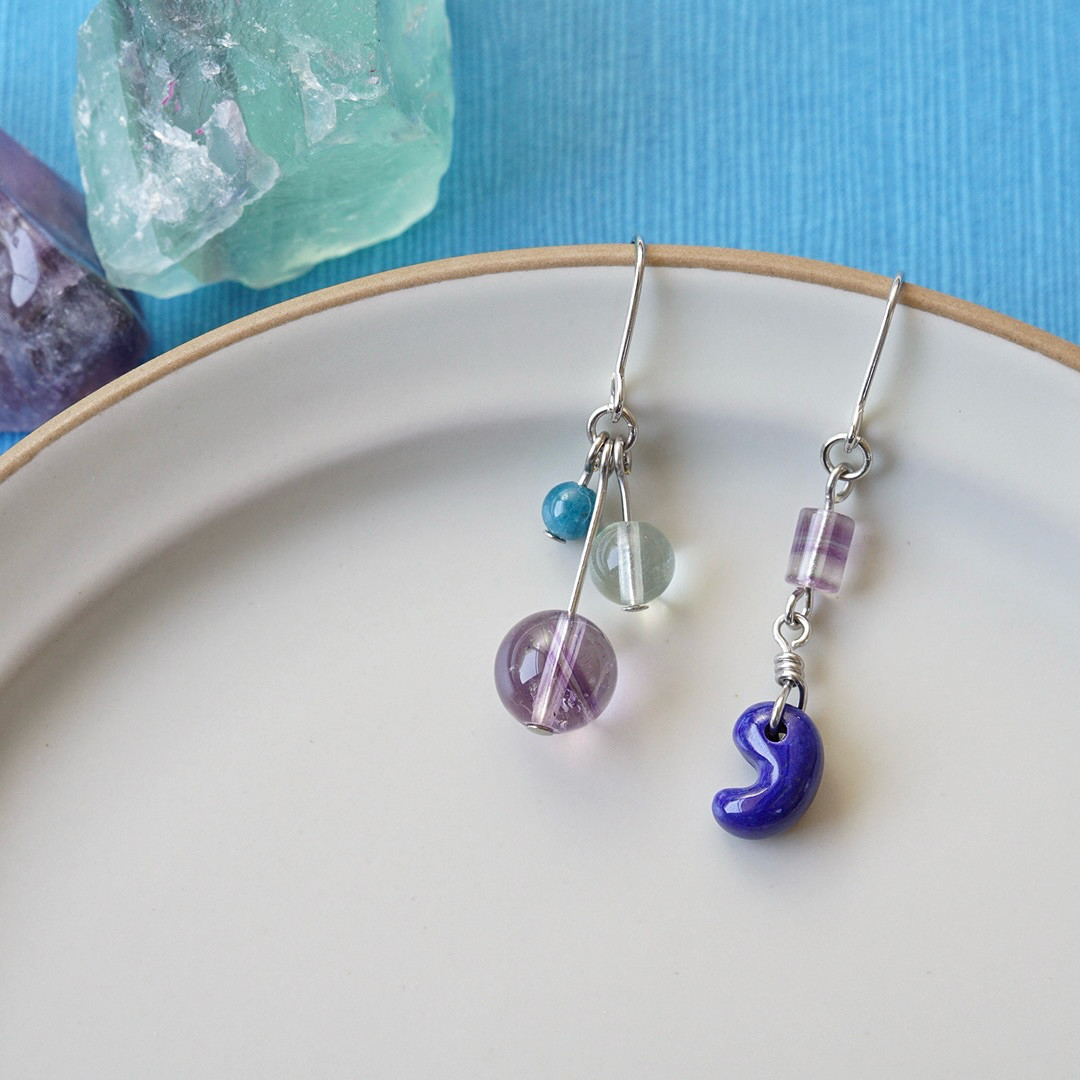 ラピスラズリ勾玉とアメジストエレスチャルのピアス