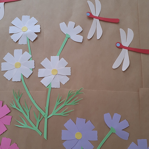 コスモス畑 秋の壁面飾り 赤トンボ 910月 保育園 介護施設 クラフト