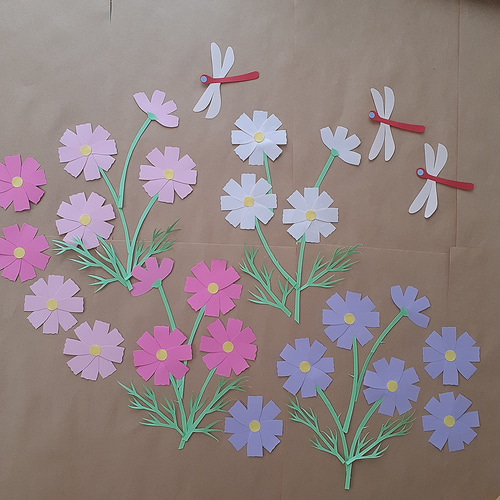 コスモス畑 秋の壁面飾り 赤トンボ 910月 保育園 介護施設 クラフト