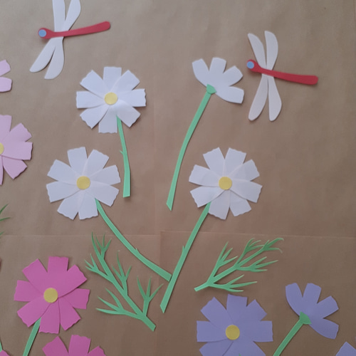 コスモス畑 秋の壁面飾り 赤トンボ 910月 保育園 介護施設 クラフト