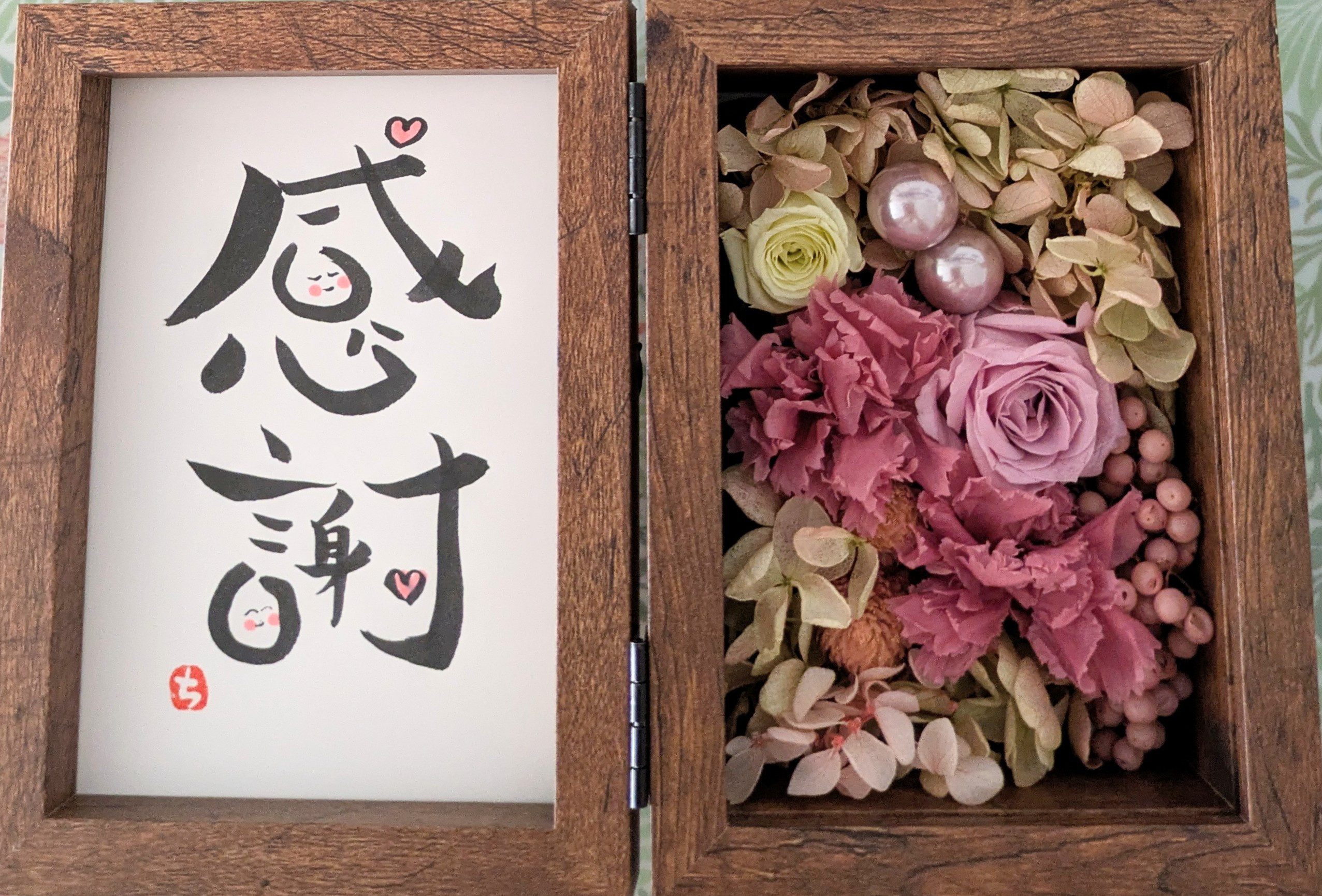 飾るだけで「ありがとう」が伝わる。筆文字と花のアートフレーム