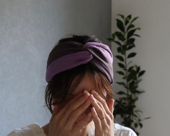 おうち時間のまとめ髪をお洒落に／ふわふわダブルガーゼトリプルカラーヘアバンド／パープル×ダスティパープル 3枚目の画像