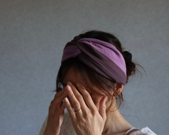 おうち時間のまとめ髪をお洒落に／ふわふわダブルガーゼトリプルカラーヘアバンド／パープル×ダスティパープル 5枚目の画像