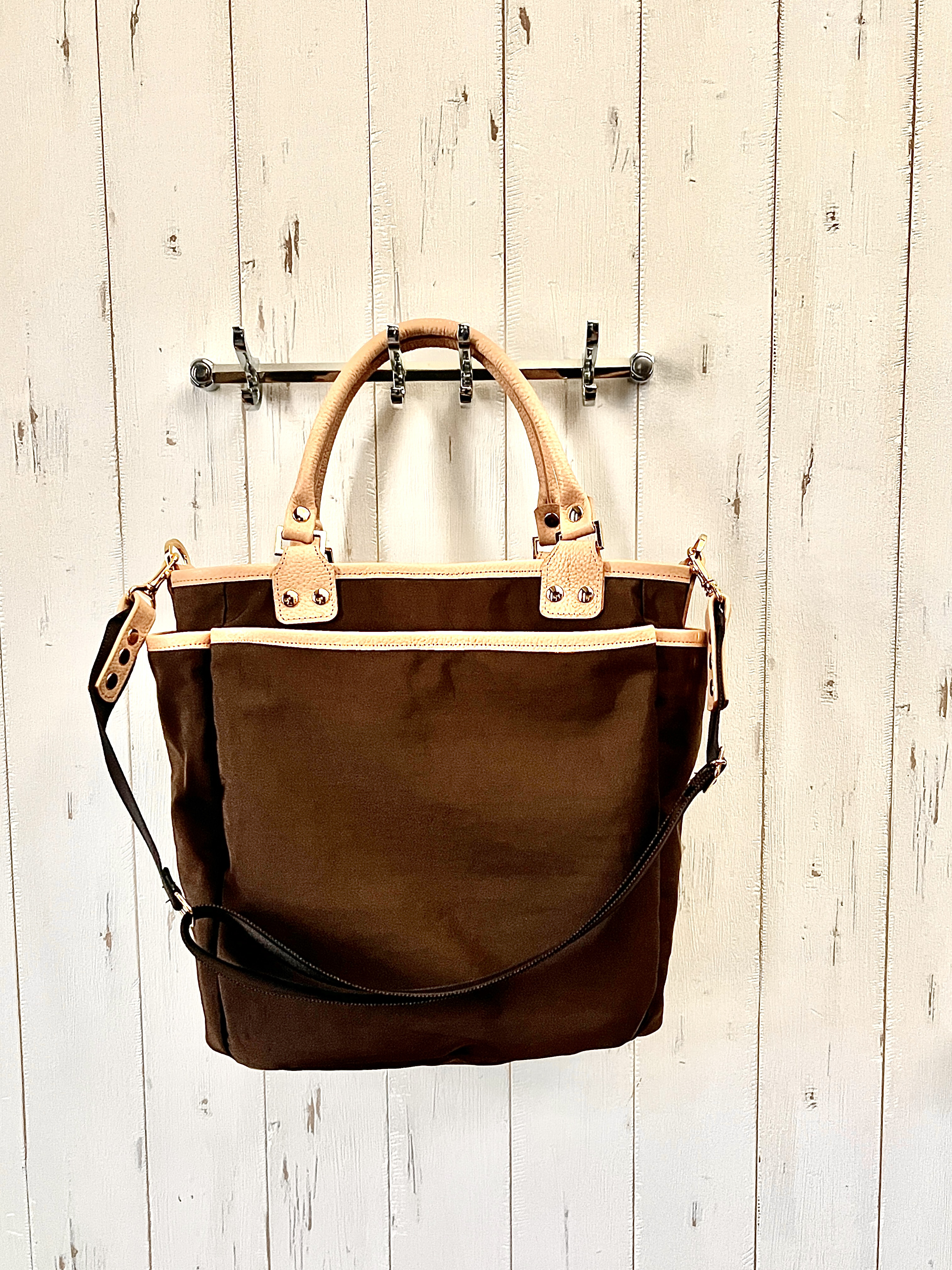 4面ポケットの少し大きめのナイロン2wayバッグ