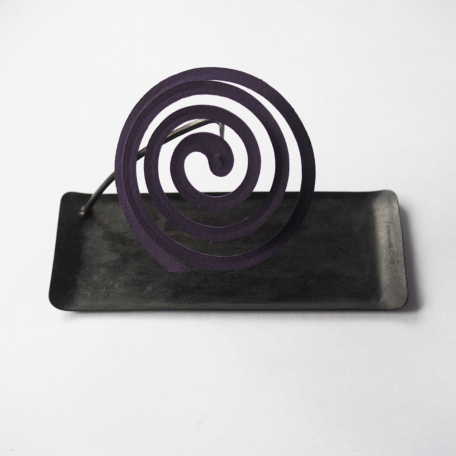 鍛鉄の 蚊取り線香ホルダー｜黒鉄の質感とミニマルな佇まい（蜜蝋仕上げ）蚊取り線香立て