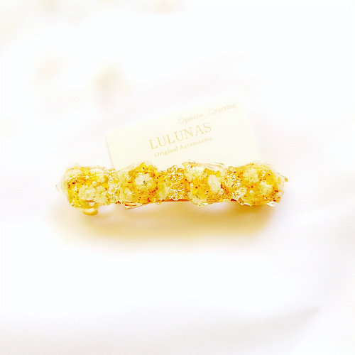 秋の特別な装いに｜金木犀と白いかすみ草の上品なレジンバレッタ