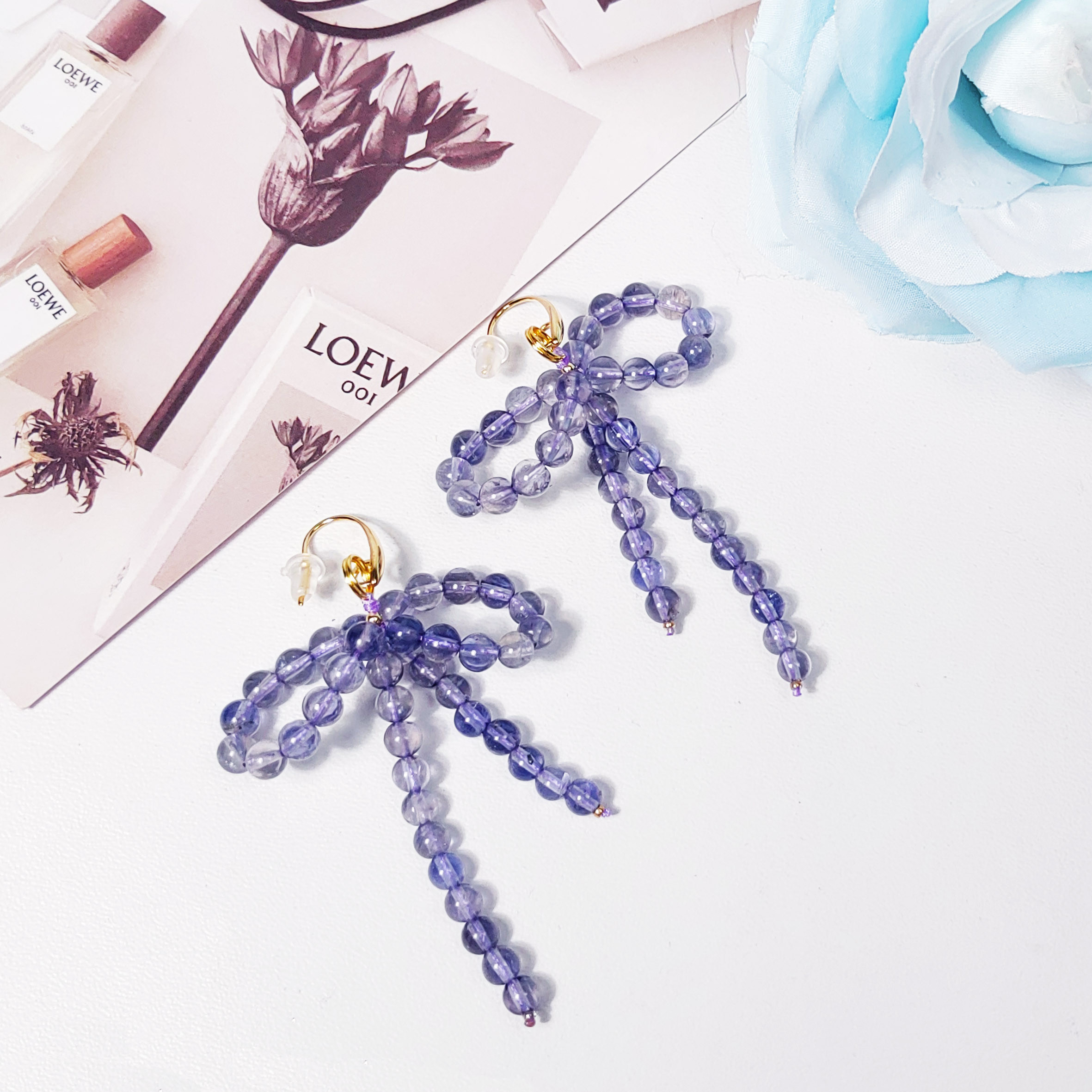 最高級のアイオライトバイオレットボウイヤリング。透明で氷のような仕上がり。オリジナルで特別なギフト。