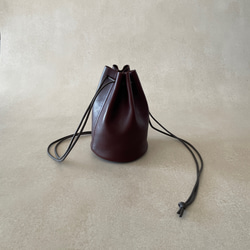 極美品 ヘリュー Molina 巾着 カーフレザー ショルダーバッグ ブラウン 極美品 ヘリュー Molina 巾着 カーフレザー ショルダーバッグ ブラウン