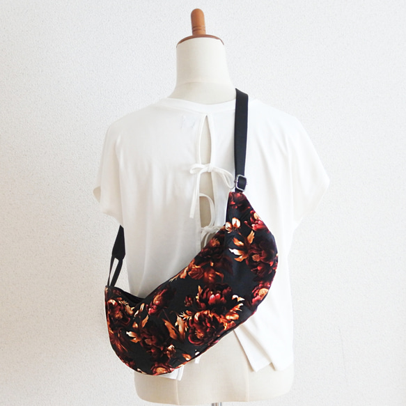 イタリア生地の半月ボディバッグ２(黒❀)　カジュアル　大人ボディバッグ 3枚目の画像