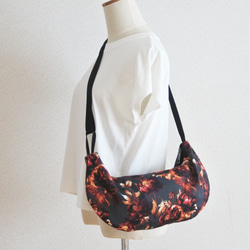 イタリア生地の半月ボディバッグ２(黒❀)　カジュアル　大人ボディバッグ 4枚目の画像