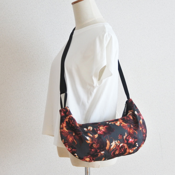 イタリア生地の半月ボディバッグ２(黒❀)　カジュアル　大人ボディバッグ 4枚目の画像